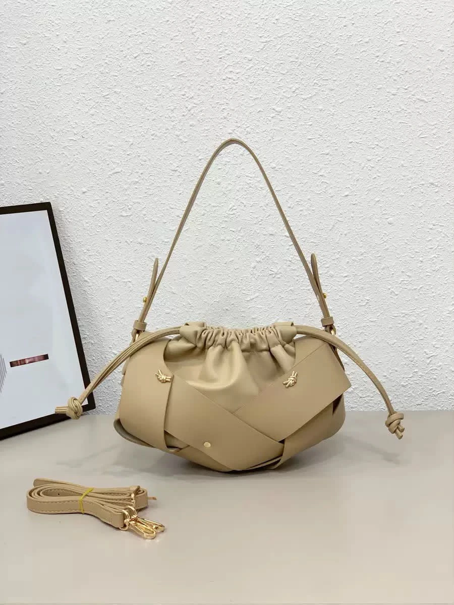 High-End Versatile Underarm Woven Bag thumbnail