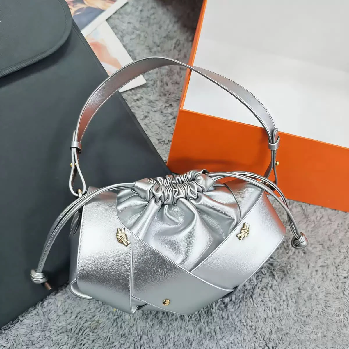 High-End Versatile Underarm Woven Bag thumbnail