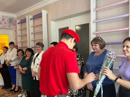 Педагогический коллектив и учащиеся школы с. Прималкинского поздравили воспитателей и всех дошкольных работников с профессиональным праздником