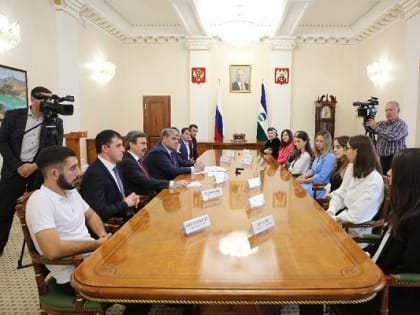 Казбек Коков провел встречу с молодыми учителями