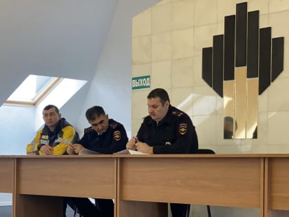 Сотрудники Госавтоинспекции Кабардино-Балкарии провели беседу с водительским составом, осуществляющим перевозку опасных грузов