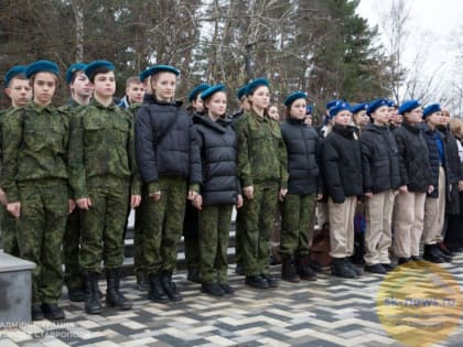 В Ставрополе возложили цветы к памятнику «Погибшим Землякам» в День памяти погибших при исполнении воинского долга