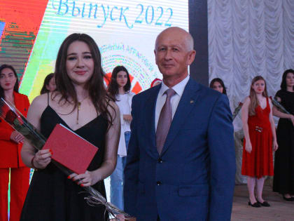 Состоялась торжественная церемония вручения красных дипломов