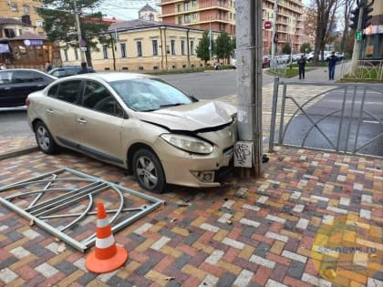 В Ставрополе из-за аварии машины из Черкесска на пешеходов упало железное ограждение
