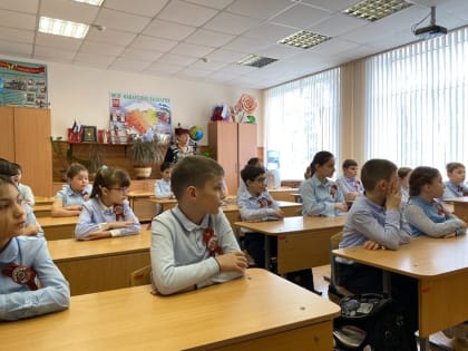 Сотрудники Росгвардии провели урок мужества для учащихся одной из школ Нальчика