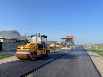 В Жемтале ремонтируют дорогу, ведущую к школе и медучреждению