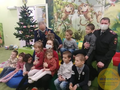 На Ставрополье общественники, ветераны и сотрудники полиции навестили воспитанников центра несовершеннолетних
