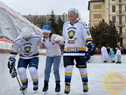 В Кисловодске впервые открыли ледовый каток под открытым небом на проспекте Победы