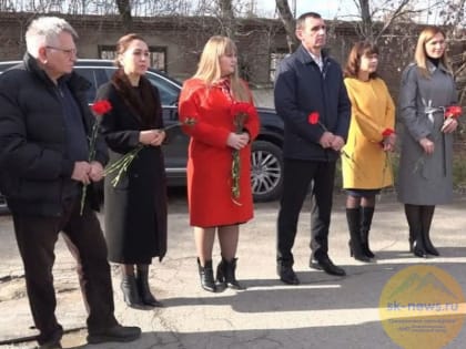 В Кабардино-Балкарии в День Неизвестного солдата возложили цветы к мемориалам Воинской славы