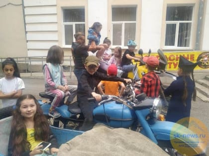 Мотоклуб «Nuclear skulls» показал школьникам Ессентуков раритетные мотоциклы