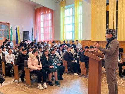 Зам. председателя ДУМ КБР встретился со школьниками