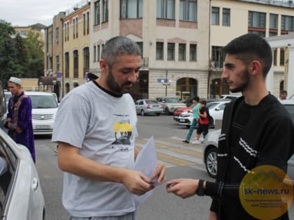 В национальных костюмах диаспор общественники Пятигорска вручали  тематические памятки около школ