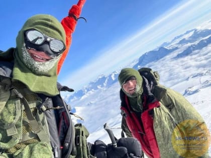 Спецназовцы водрузили на вершину Эльбруса копию Знамени Победы