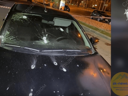 У остановки «Улица Космонавтов» Ставрополя при обстреле черной иномарки погиб мужчина