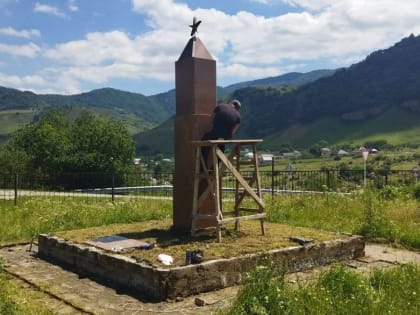 В Жанхотеко реставрируют братскую могилу