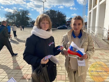 Волонтеры раздают ленточки российского триколора на Апанасенковье