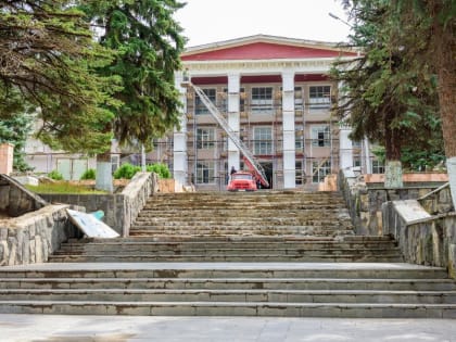 В Тырныаузе ремонтируют Дворец культуры имени Кайсына Кулиева