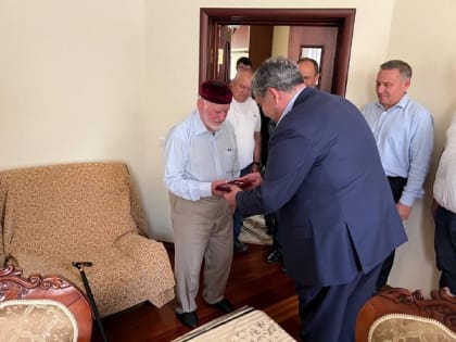 Глава КБР Казбек Коков вручил памятную медаль Мухадину Циканову