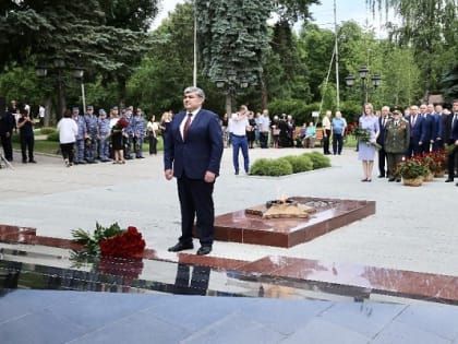 Глава КБР Казбек Коков возложил цветы к мемориалу Вечного огня славы