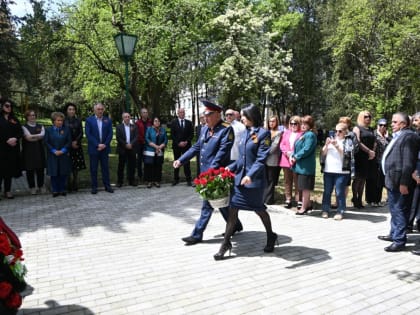 В санатории имени Калмыкова возложили цветы к памятнику