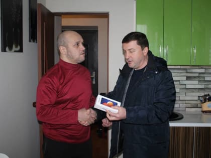 Партийцы подарили телефон инвалиду по зрению