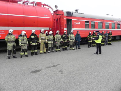 Пожарные совершенствуют навыки тушения пожаров на объектах железнодорожного транспорта