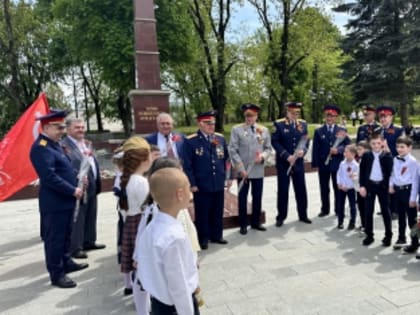 Руководитель следственного управления совместно с ветеранами следствия и школьниками   возложил цветы к мемориалу «Вечный огонь Славы»