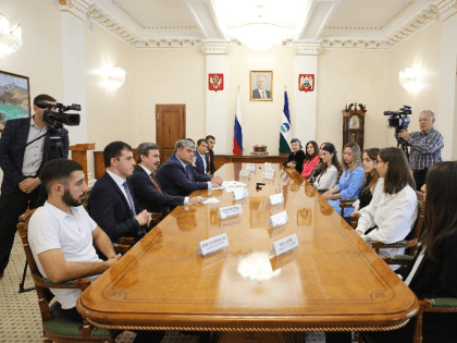 Казбек Коков провел встречу с молодыми учителями