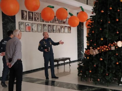 Спасатели КБР следят за пожарной безопасностью новогодних объектов ​