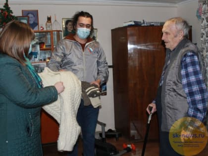 В Кабардино-Балкарии активисты и волонтёры привезли 103-летнему ветерану тёплые подарки