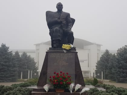 К памятнику Валерия Кокова возложили цветы