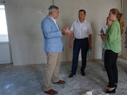 В КЧР проверили ход работ по ремонту студенческих общежитий