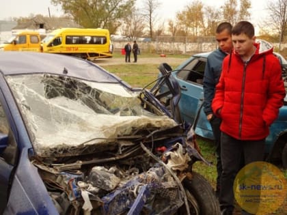 В канун Всемирного дня памяти жертв ДТП труновские инспекторы отвели будущих водителей на стоянку «погибшего» транспорта