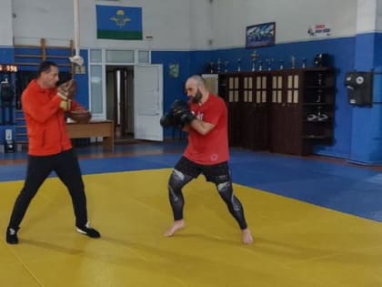Азамат Мурзаканов готовится к очередному поединку