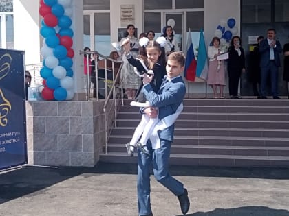 Для выпускников школ Кабардино-Балкарии прозвучал последний звонок