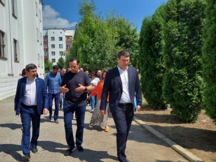 Хачим Мамхегов и Анзор Езаов проинспектировали ремонтные работы в образовательных учреждениях г.о. Баксан