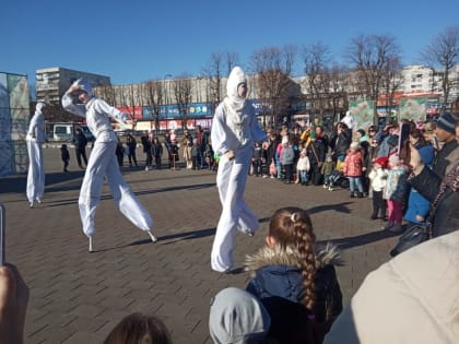 В Нальчике выступает уличный театр из Самары