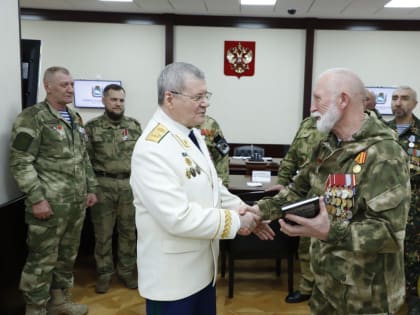 Полпред в СКФО Юрий Чайка вручил государственные награды участникам СВО казакам батальона «Терек»