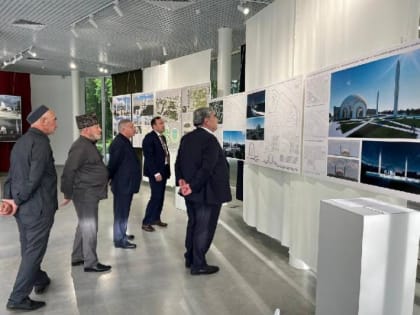 Казбек Коков посетил выставку с эскизами новой Соборной мечети Нальчика