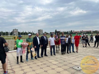 В Нальчике в честь государственности Кабардино-Балкарии открылся 18-й международный скаковой митинг