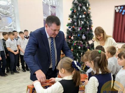 Ставропольчане передали новогодние подарки и поздравления от жителей в школы и детсады Луганщины