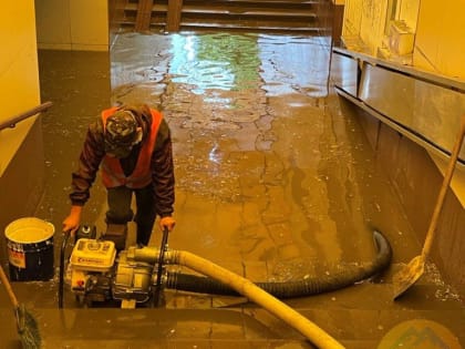 В Ставрополе ливень затопил парковку на ул. Доваторцев, подъезды домов и подземный переход