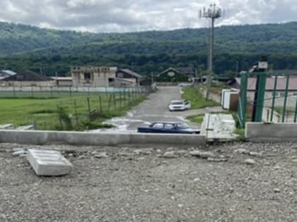 В селе Бабугент облагораживают территорию перед зданием Дома Культуры