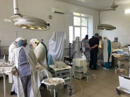 Хирурги Скадовской больницы совместно с анестезиологами из Кабардино-Балкарии спасли руку пациентке с осколочным ранением