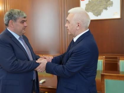 Казбек Коков наградил Юрия Шогенова Почётной грамотой КБР