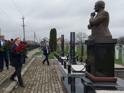 Сергей Степашин возложил цветы к памятнику Валерия Кокова