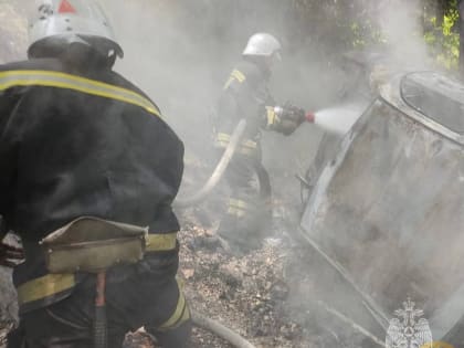 Три человека погибли в иномарке, сорвавшейся в обрыв на горной дороге в Кабардино-Балкарии