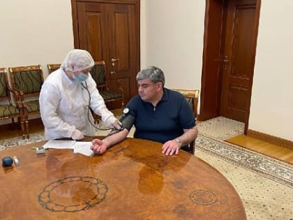 Казбек Коков прошел ревакцинацию против коронавирусной инфекции