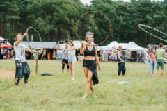 Teilnehmer mit Hula-Hoop-Reifen auf dem Indian Spirit Festival