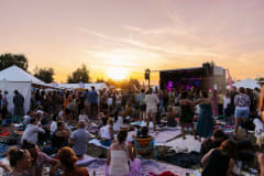 international_yoga_sound_sea_festival_abend_draußen